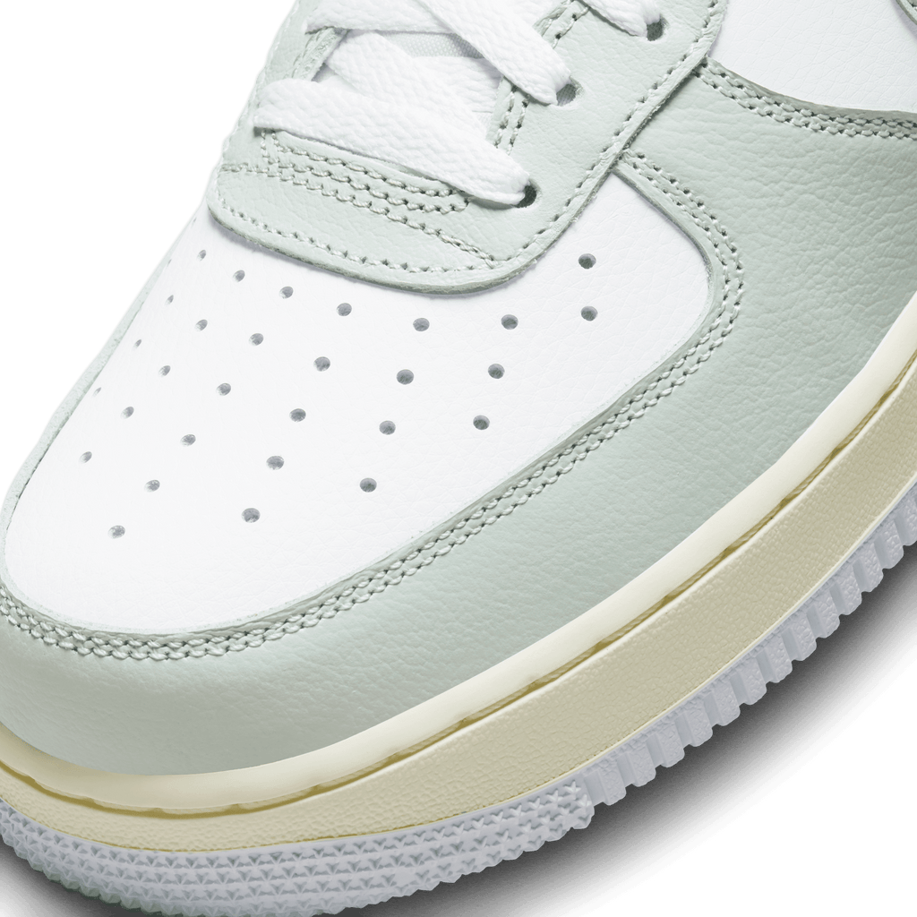 Men's Nike Air Force 1 '07 LV8