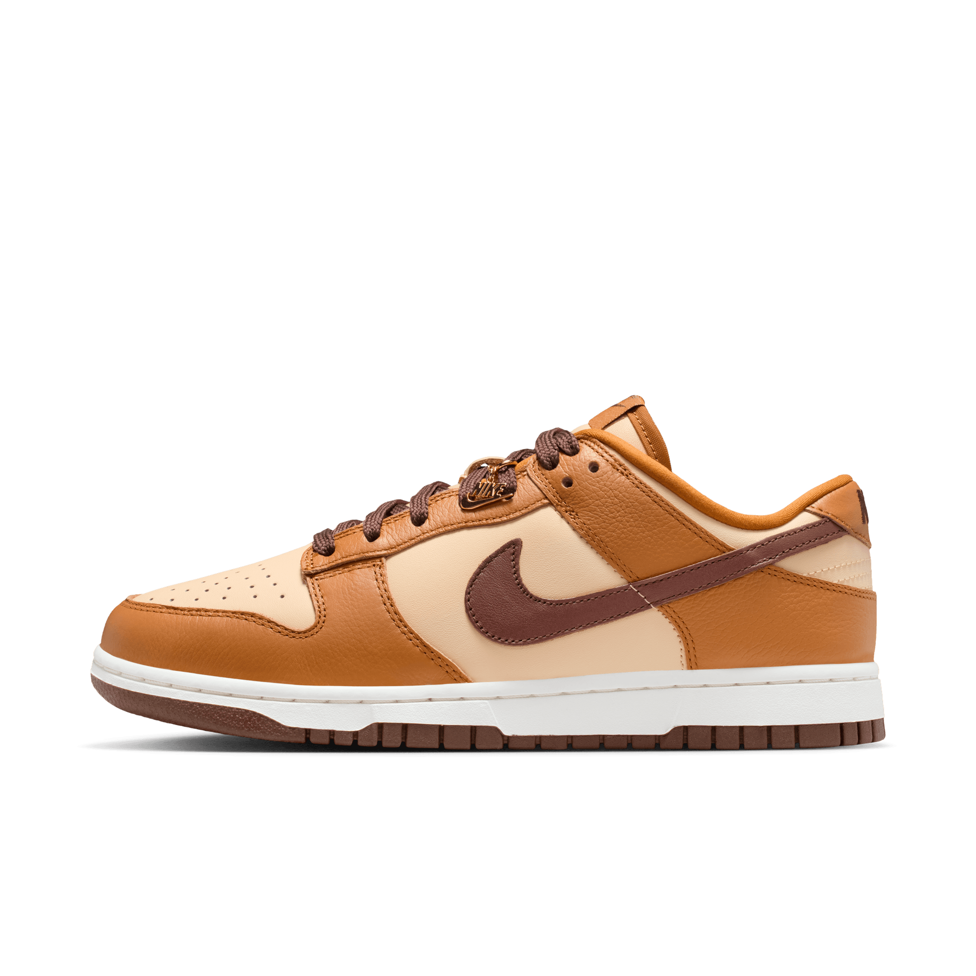 nike dunk low se women's shoe